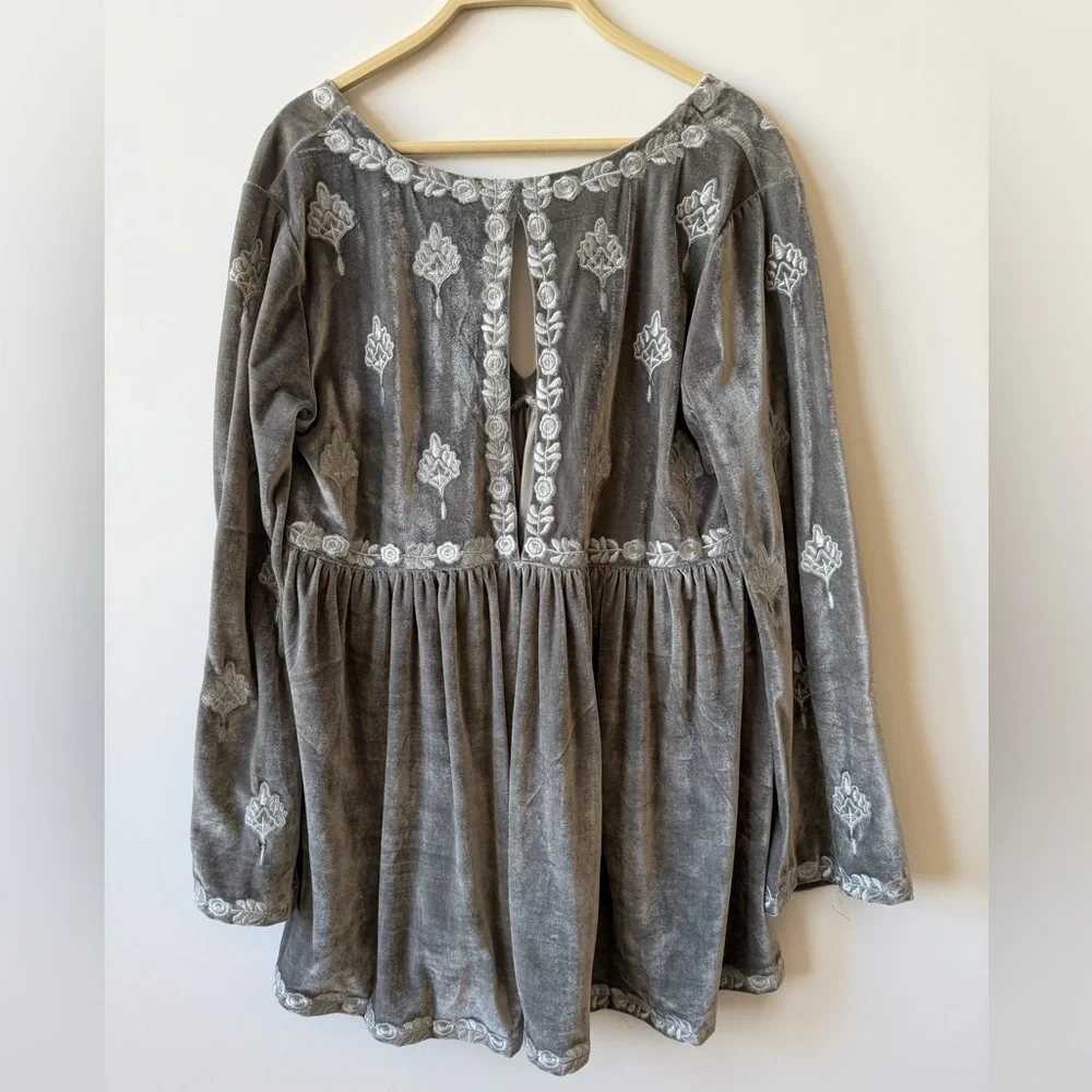 POL Minot Oversized V-Neck Velvet Top - Picture 3 of 9